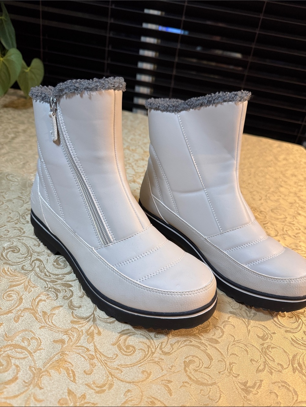 JBU boots snowbound women's eight